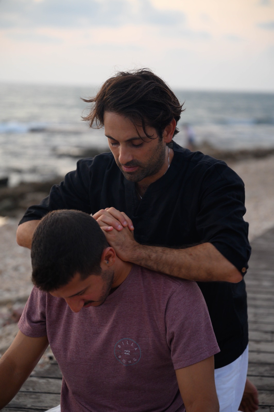 תומר חיון בעבודה — עיסוי רפואי עמוק